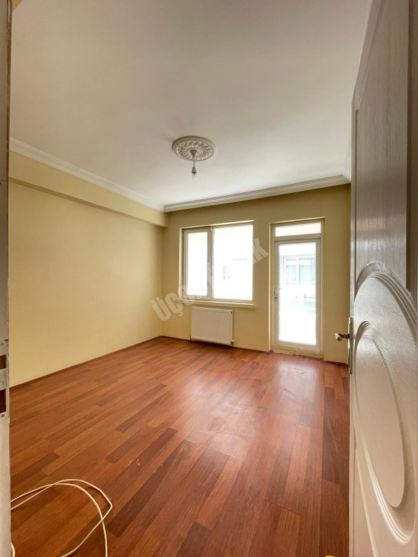 AFYON ÜÇOK EMLAKTAN ERKMENDE KİRALIK TEMİZ BAKIMLI 3+1 GENİŞ FERAH DAİRE