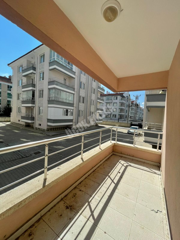 AFYON ÜÇOK EMLAKTAN ERKMENDE KİRALIK TEMİZ BAKIMLI 3+1 GENİŞ FERAH DAİRE