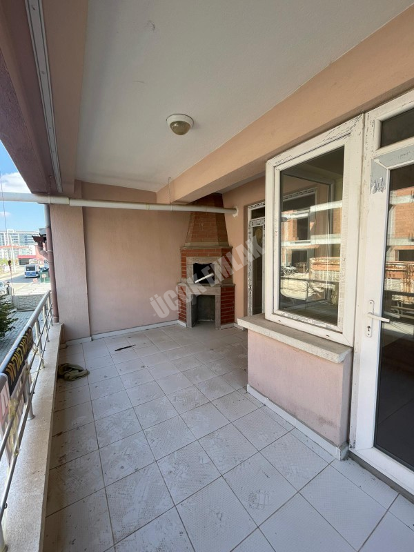 AFYON ÜÇOK EMLAKTAN ERKMENDE KİRALIK TEMİZ BAKIMLI 3+1 GENİŞ FERAH DAİRE