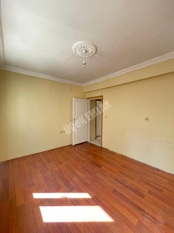 AFYON ÜÇOK EMLAKTAN ERKMENDE KİRALIK TEMİZ BAKIMLI 3+1 GENİŞ FERAH DAİRE