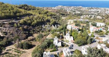 Kıbrıs Girne Karmi Bölgesinde Kapanmaz Deniz Manzaralı Villa Yapımına Uygun 570 M2 Arazi