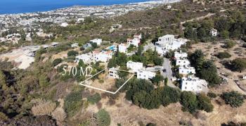 Kıbrıs Girne Karmi Bölgesinde Kapanmaz Deniz Manzaralı Villa Yapımına Uygun 570 M2 Arazi