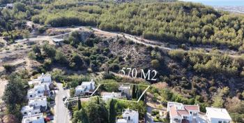 Kıbrıs Girne Karmi Bölgesinde Kapanmaz Deniz Manzaralı Villa Yapımına Uygun 570 M2 Arazi