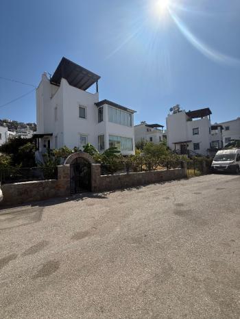 Tayman'dan Turgutreis'te Adalar ve Deniz Manzaralı Bahçeli Villa