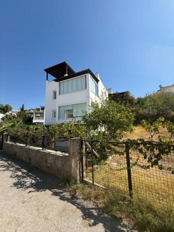 Tayman'dan Turgutreis'te Adalar ve Deniz Manzaralı Bahçeli Villa