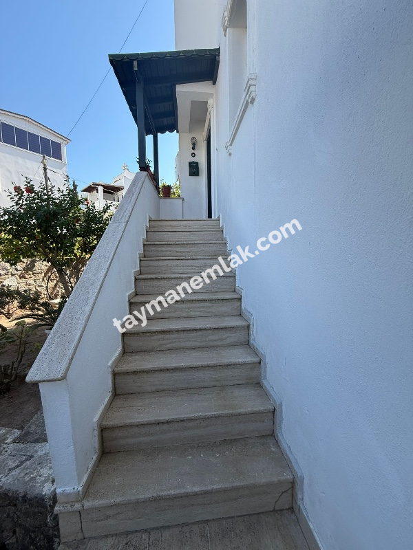 Tayman'dan Turgutreis'te Adalar ve Deniz Manzaralı Bahçeli Villa