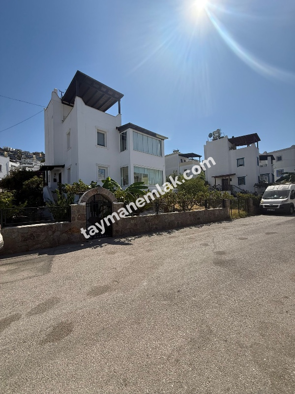 Tayman'dan Turgutreis'te Adalar ve Deniz Manzaralı Bahçeli Villa