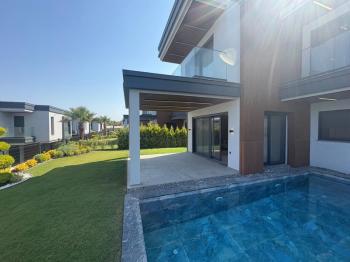 KUŞADASI Soğucak da Deniz Manzaralı 4+1 Deluxe Villa !