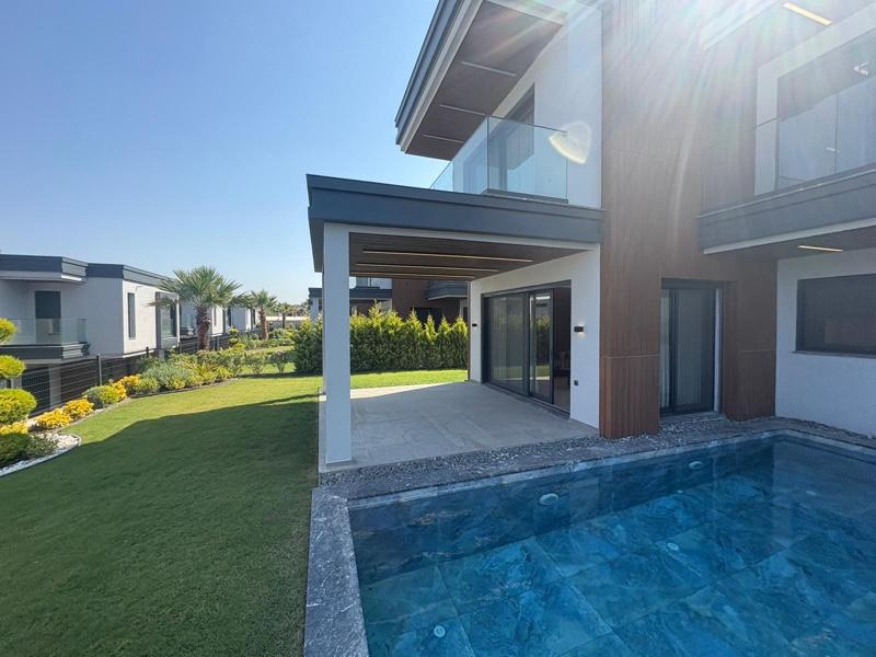 KUŞADASI Soğucak da Deniz Manzaralı 4+1 Deluxe Villa !