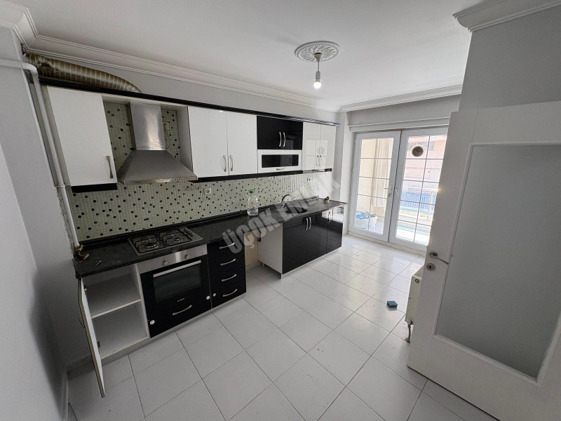 AFYON ÜÇOK EMLAKTAN HARBİŞ GAZİ MAH SATILIK NEZİH BÖLGEDE 3+1 SİTE İÇİNDE DAİRE