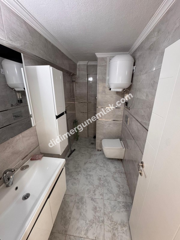 DIDIM ALTINKUM’DA DENİZE YÜRÜME MESAFESİNDE ,EMSALLERİNE GÖRE UYGUN  1+1 GENİŞ ACİL SATILIK  DAİRE