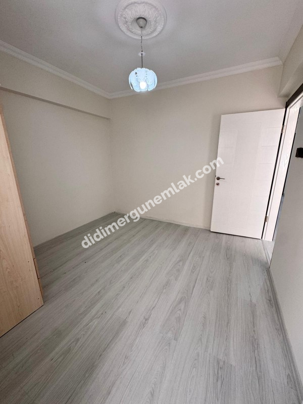 DIDIM ALTINKUM’DA DENİZE YÜRÜME MESAFESİNDE ,EMSALLERİNE GÖRE UYGUN  1+1 GENİŞ ACİL SATILIK  DAİRE