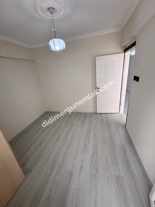 DIDIM ALTINKUM’DA DENİZE YÜRÜME MESAFESİNDE ,EMSALLERİNE GÖRE UYGUN  1+1 GENİŞ ACİL SATILIK  DAİRE