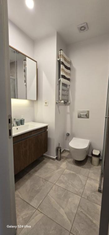 Lamer Dragos'ta  kiralık 1+0 stüdyo daire.