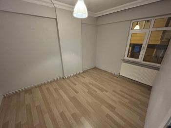 Kağıthane Çeliktepe'de 2+1 Balkonlu Kiralık Daire