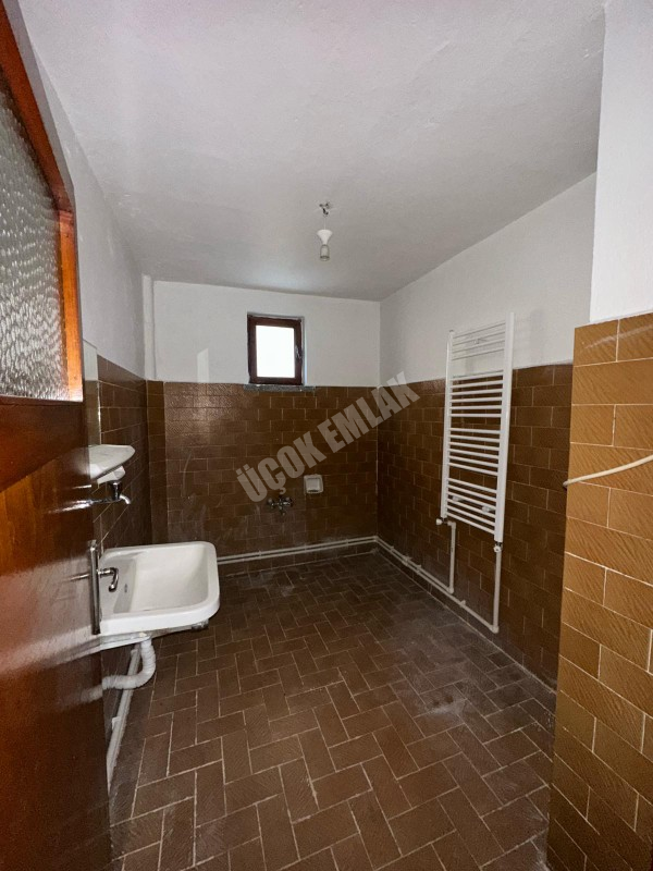 AFYON ÜÇOK EMLAKTAN ESENTEPE MAH KİRALIK 2+1 TEMİZ BAKIMLI DAİRE 