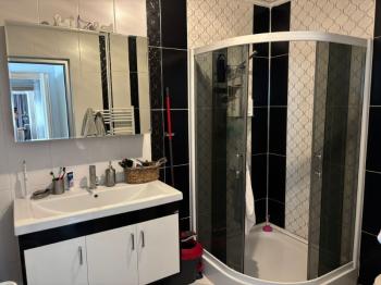 EDREMİT MERKEZ'DE GENÇ BİNADA KİRALIK GENİŞ 3+1