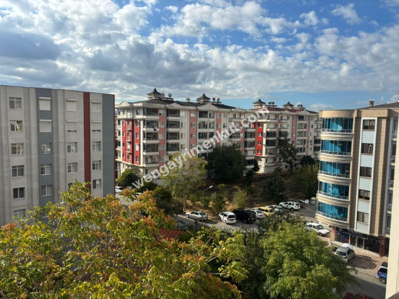 EDREMİT MERKEZ'DE GENÇ BİNADA KİRALIK GENİŞ 3+1