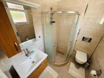 HİSAR MAHALLESİ'NDE 7/24 GÜVENLİKLİ, HAVUZLU SİTEDE GENİŞ BALKONLU EŞYALI SATILIK 2+1 DAİRE