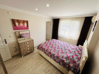 HİSAR MAHALLESİ'NDE 7/24 GÜVENLİKLİ, HAVUZLU SİTEDE GENİŞ BALKONLU EŞYALI SATILIK 2+1 DAİRE