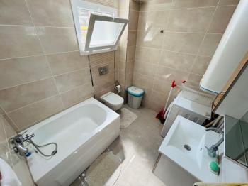 HİSAR MAHALLESİ'NDE 7/24 GÜVENLİKLİ, HAVUZLU SİTEDE GENİŞ BALKONLU EŞYALI SATILIK 2+1 DAİRE