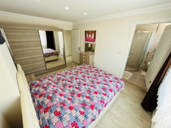 HİSAR MAHALLESİ'NDE 7/24 GÜVENLİKLİ, HAVUZLU SİTEDE GENİŞ BALKONLU EŞYALI SATILIK 2+1 DAİRE