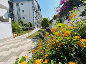 HİSAR MAHALLESİ'NDE 7/24 GÜVENLİKLİ, HAVUZLU SİTEDE GENİŞ BALKONLU EŞYALI SATILIK 2+1 DAİRE