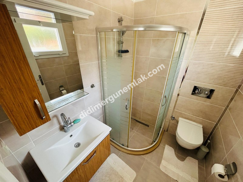 HİSAR MAHALLESİ'NDE 7/24 GÜVENLİKLİ, HAVUZLU SİTEDE GENİŞ BALKONLU EŞYALI SATILIK 2+1 DAİRE