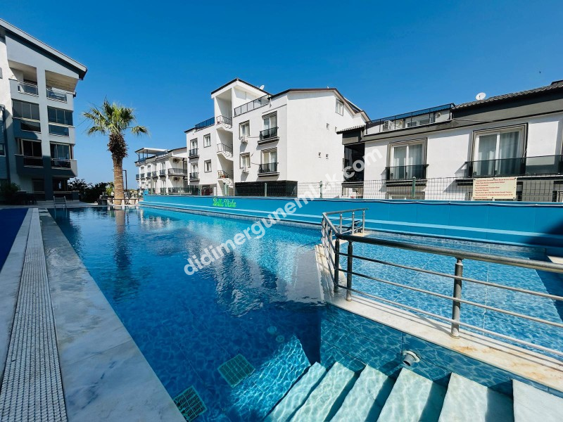 HİSAR MAHALLESİ'NDE 7/24 GÜVENLİKLİ, HAVUZLU SİTEDE GENİŞ BALKONLU EŞYALI SATILIK 2+1 DAİRE