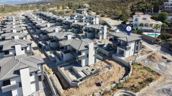 Kıbrıs Girne Alsancak Bölgesinde Alsancak Milli Parkına 500 Metre Mesafede 380 M2 Arsa Alanı İçerisinde Satılık Lüks 4+1  Villa