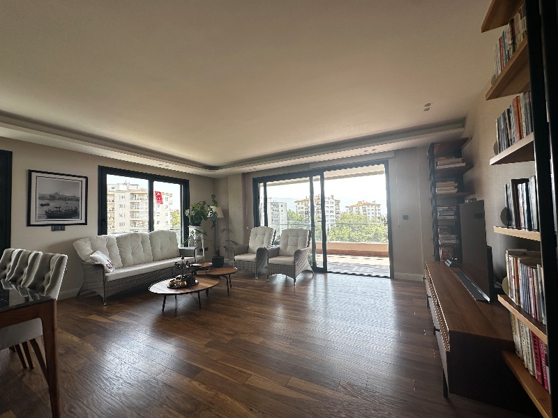 Evka3'te Bornova Koleji Yakını, LÜKS Daireler