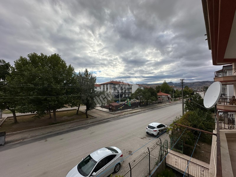 AFYON ÜÇOK EMLAKTAN MAREŞAL F ÇAKMAK MAH SATILIK 3+1 125M² ARAKAT DAİRE
