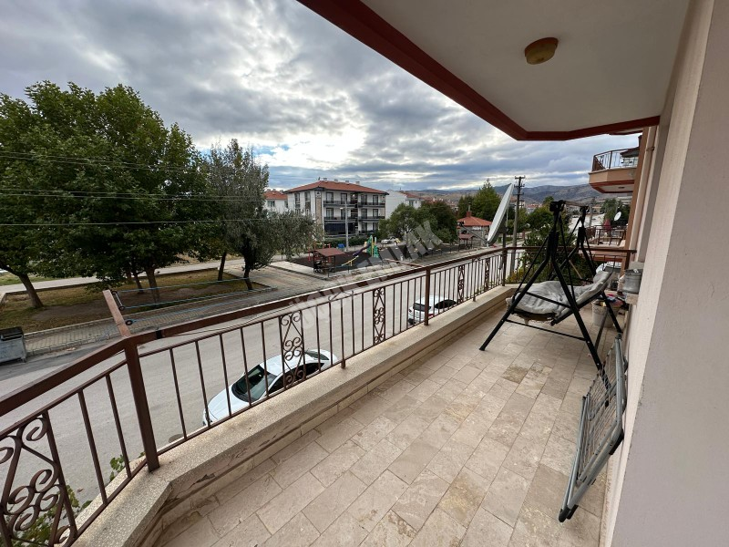 AFYON ÜÇOK EMLAKTAN MAREŞAL F ÇAKMAK MAH SATILIK 3+1 125M² ARAKAT DAİRE