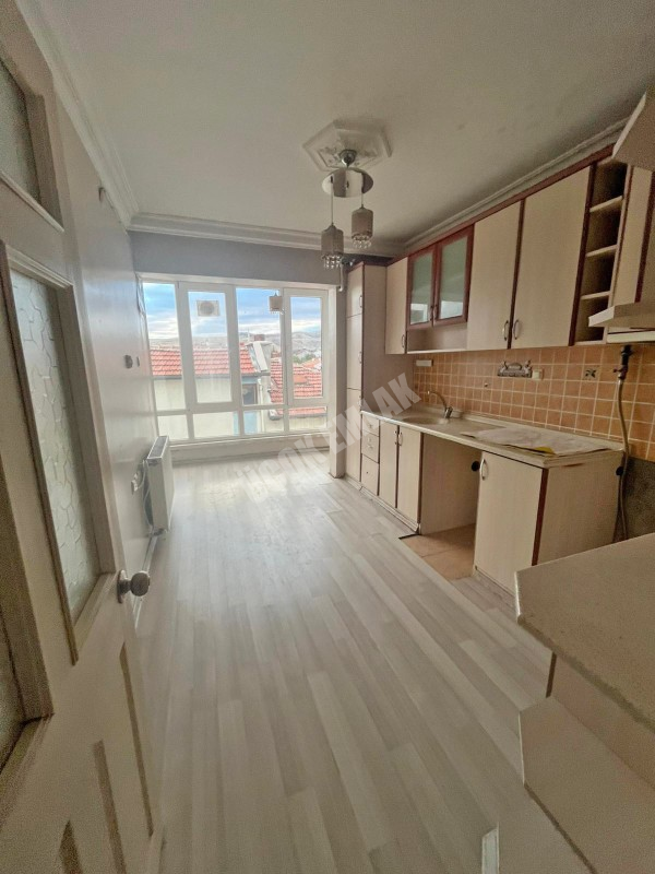 AFYON ÜÇOK EMLAKTAN ESENTEPE MAH SATILIK 3+1 3 KAT DAİRE