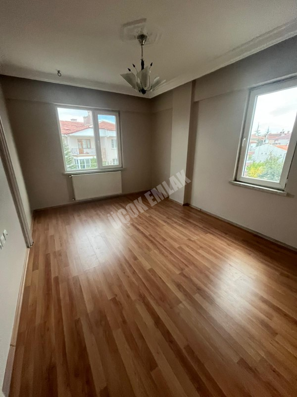 AFYON ÜÇOK EMLAKTAN ESENTEPE MAH SATILIK 3+1 3 KAT DAİRE