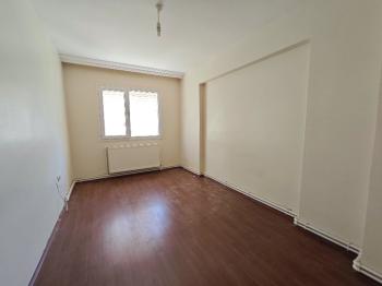 ÇİĞLİ ATATÜRK MAHALLESİNDE TEMİZ 3+1 ARAKAT DAİRE