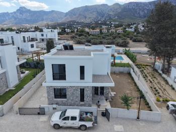 Kıbrıs Girne Edremit Bölgesinde Merit Park Otel'e Yürüyüş Mesafesinde Satılık Lüks 3+1 Villa 