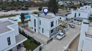 Kıbrıs Girne Edremit Bölgesinde Merit Park Otel'e Yürüyüş Mesafesinde Satılık Lüks 3+1 Villa 