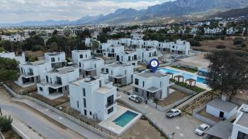 Kıbrıs Girne Edremit Bölgesinde Merit Park Otel'e Yürüyüş Mesafesinde Satılık Lüks 3+1 Villa 