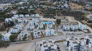 Kıbrıs Girne Edremit Bölgesinde Merit Park Otel'e Yürüyüş Mesafesinde Satılık Lüks 3+1 Villa 