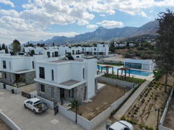 Kıbrıs Girne Edremit Bölgesinde Merit Park Otel'e Yürüyüş Mesafesinde Satılık Lüks 3+1 Villa 