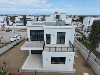 Kıbrıs Girne Edremit Bölgesinde Merit Park Otel'e Yürüyüş Mesafesinde Satılık Lüks 3+1 Villa 