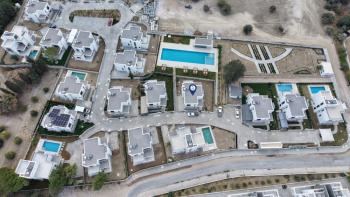 Kıbrıs Girne Edremit Bölgesinde Merit Park Otel'e Yürüyüş Mesafesinde Satılık Lüks 3+1 Villa 