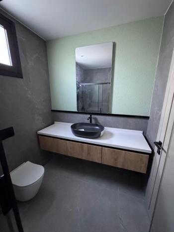 Kıbrıs Girne Edremit Bölgesinde Merit Park Otel'e Yürüyüş Mesafesinde Satılık Lüks 3+1 Villa 