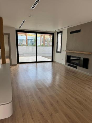 Kıbrıs Girne Edremit Bölgesinde Merit Park Otel'e Yürüyüş Mesafesinde Satılık Lüks 3+1 Villa 