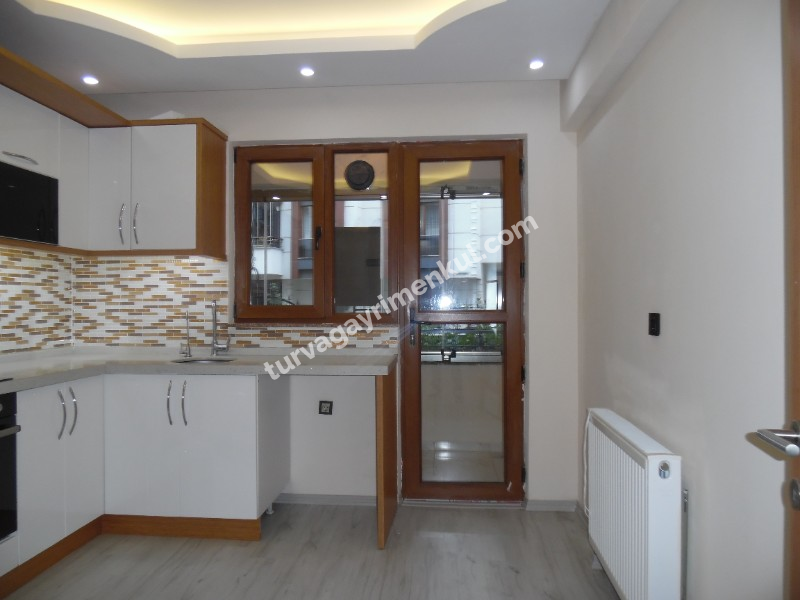 ÇORLUDA RESMİ KURUMLARA YAKIN 2+1 GİRİŞ KAT DAİRE 