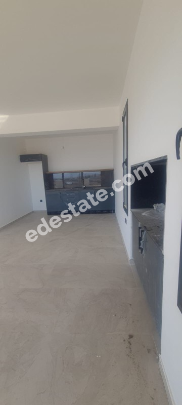 Lefkoşa Gönyeli'de Yeni SATILIK TRİPLEKS 4+1 VİLLA