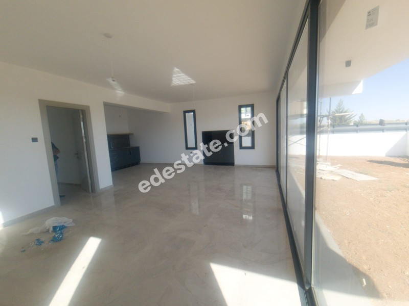 Lefkoşa Gönyeli'de Yeni SATILIK TRİPLEKS 4+1 VİLLA