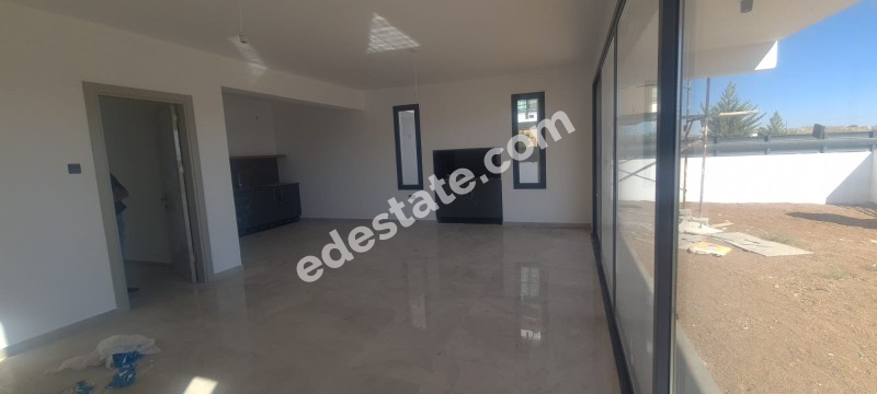 Lefkoşa Gönyeli'de Yeni SATILIK TRİPLEKS 4+1 VİLLA