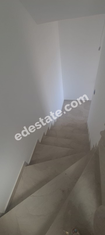 Lefkoşa Gönyeli'de Yeni SATILIK TRİPLEKS 4+1 VİLLA